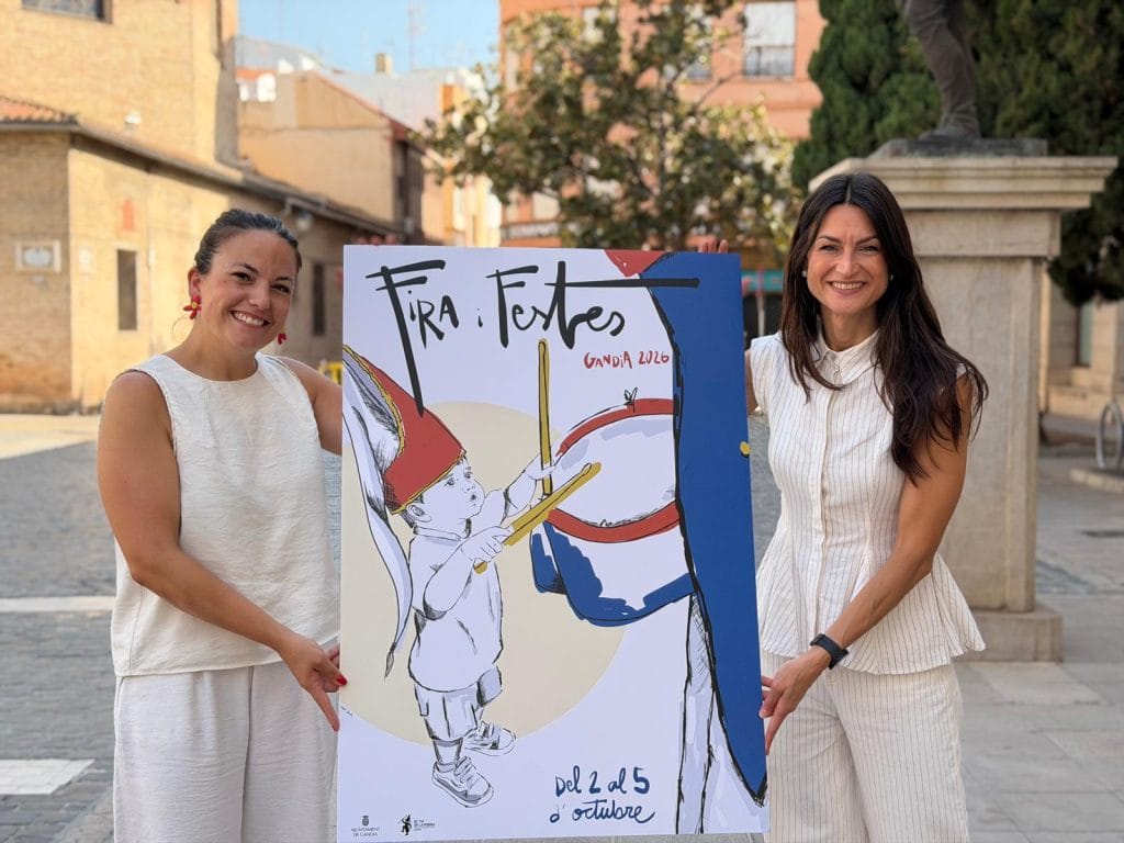 La concejala de Cultura, Balbina Sendra, acompañada por la artista e ilustradora local Isabel Lluch Durà