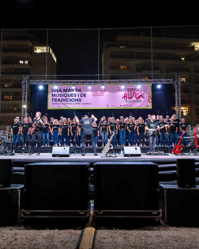 Imagen promocional del ciclo Una Mar de Músiques, con una actuación nocturna en el Campo de Beisbol de la playa de Gandia dentro de la programación Gandia a la Mar