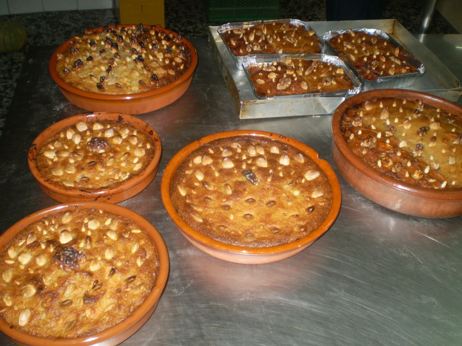 Arnadí horneado en cazuelas y decorado con frutos secos