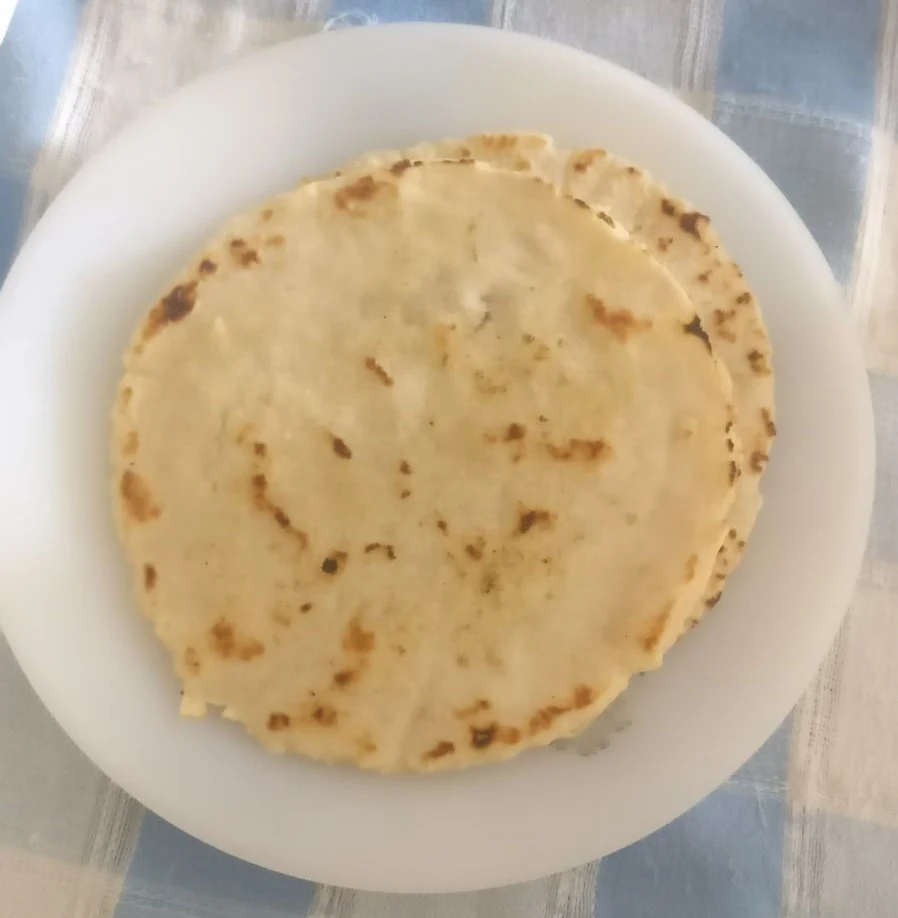 Coques de dacsa apiladas sobre un plato blanco