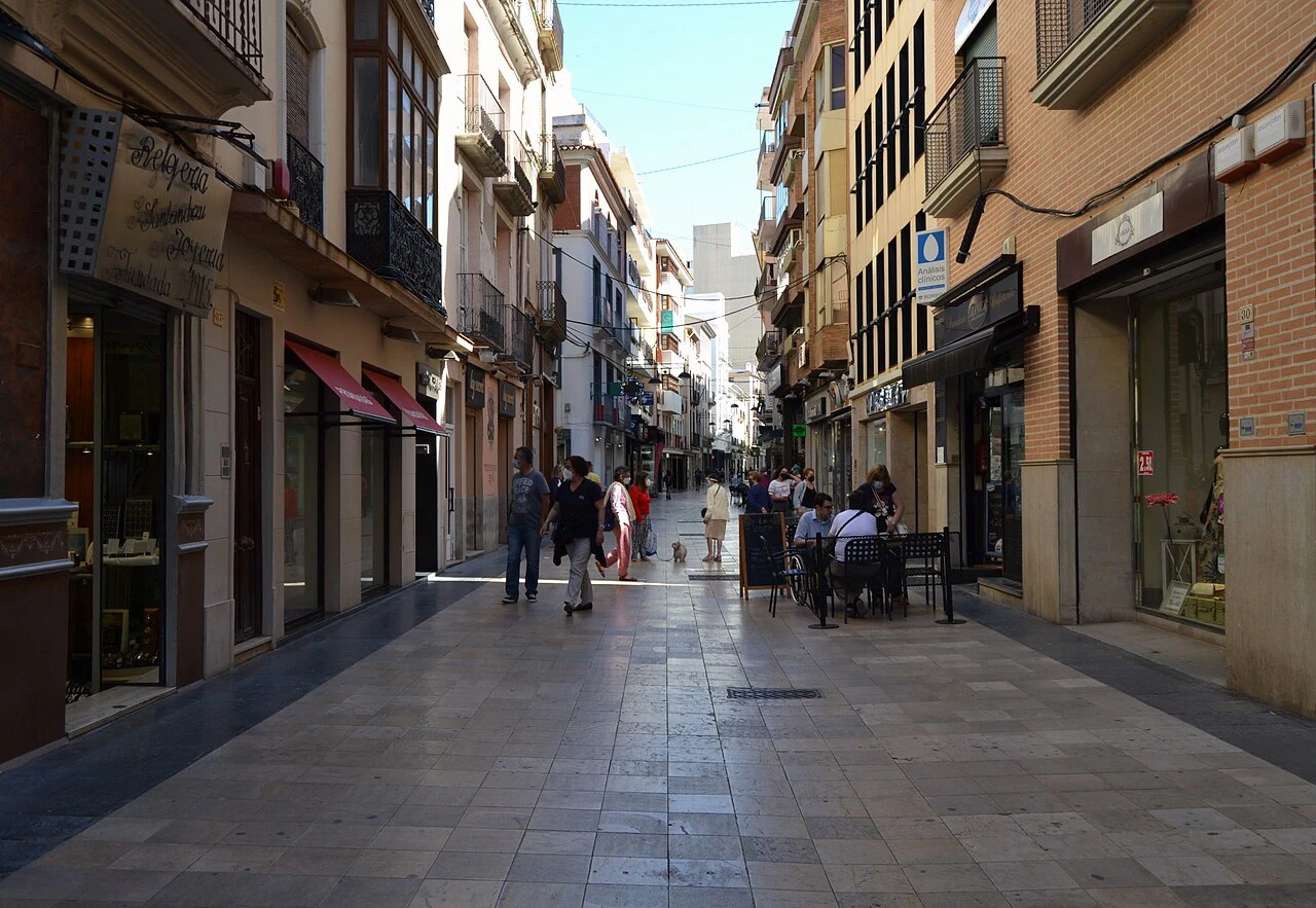 Calle Major peatonal y sus comercios en el centro histórico de Gandia