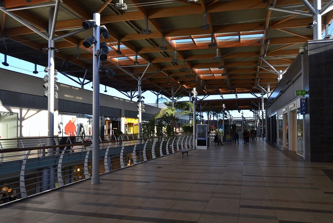 Galería comercial interior de La Vital en Gandia