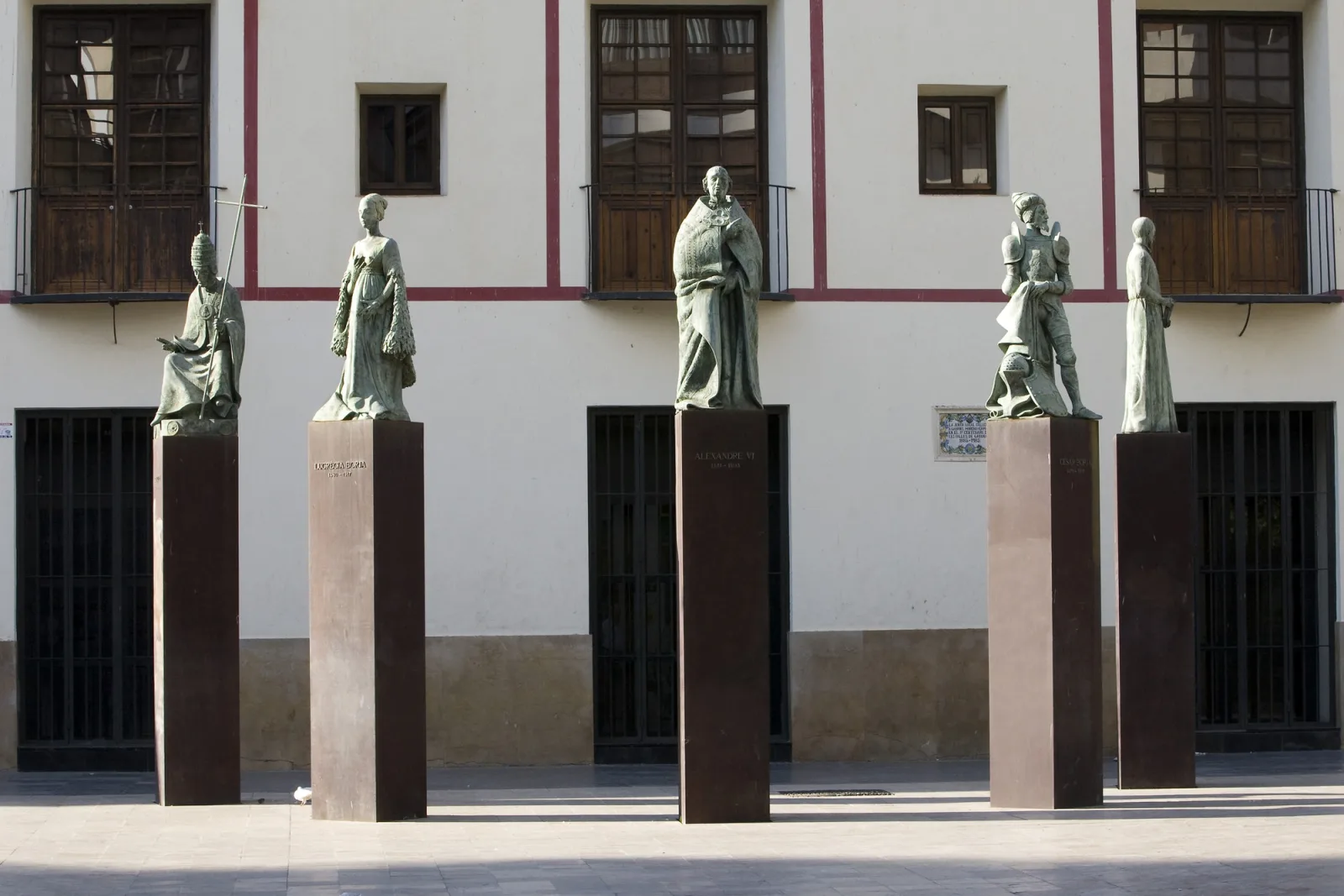 Conjunto escultórico de los Borja de Manuel Boix en la plaza de les Escoles Pies de Gandia: cinco figuras en bronce sobre pedestales