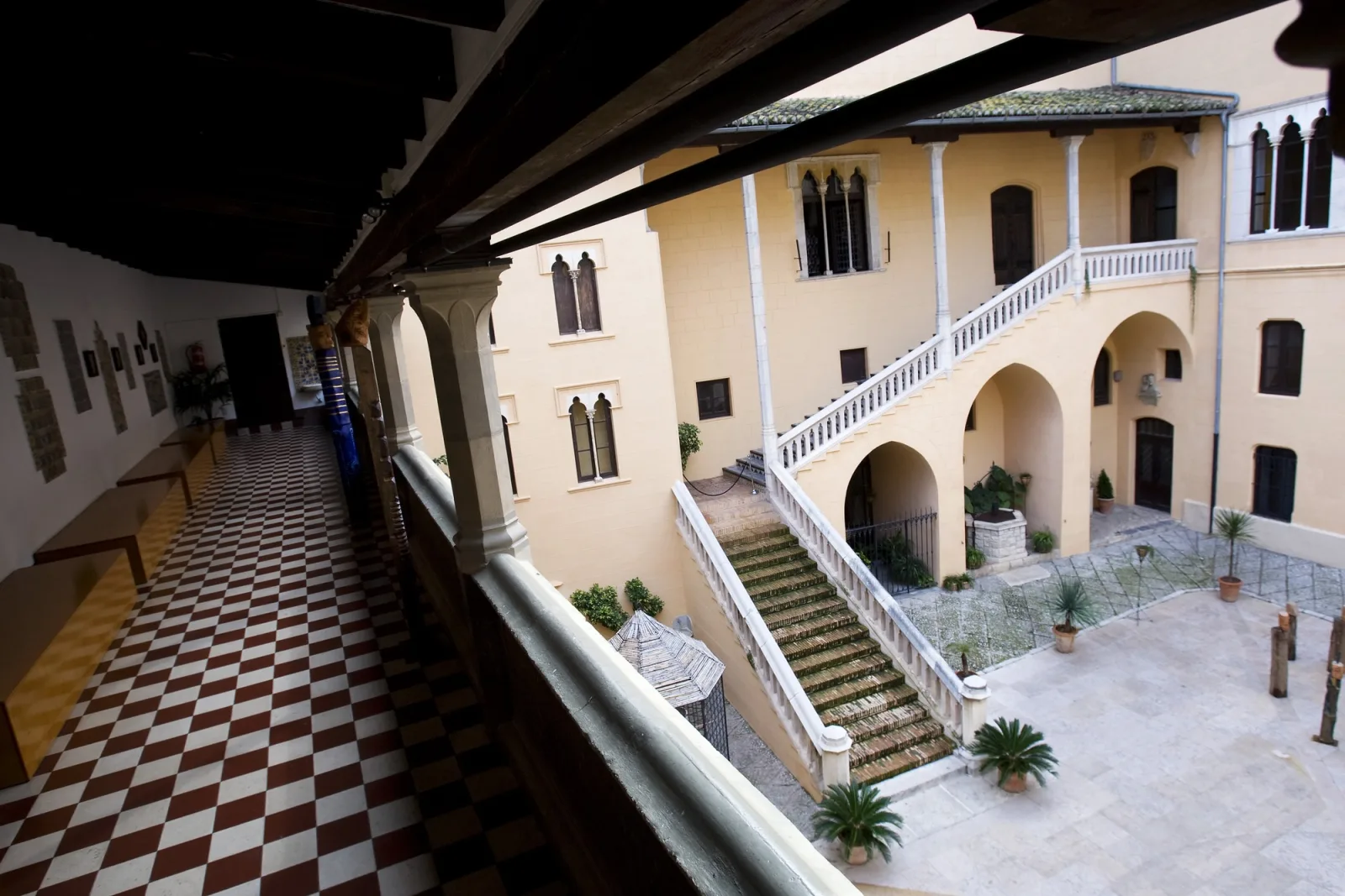 Patio de armas del Palau Ducal dels Borja de Gandia, con la escalera exterior y las galerías góticas vistas desde la planta noble