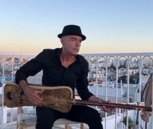 Antonio Arias tocando un guembri