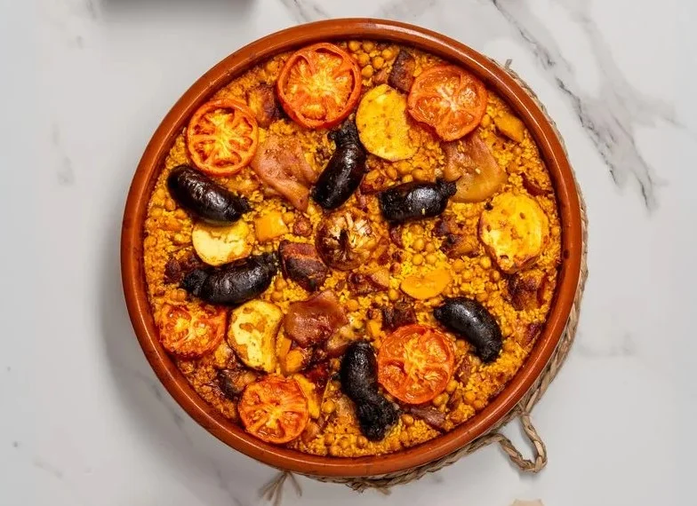 Arroz al horno al estilo de Gandia servido en cazuela de barro