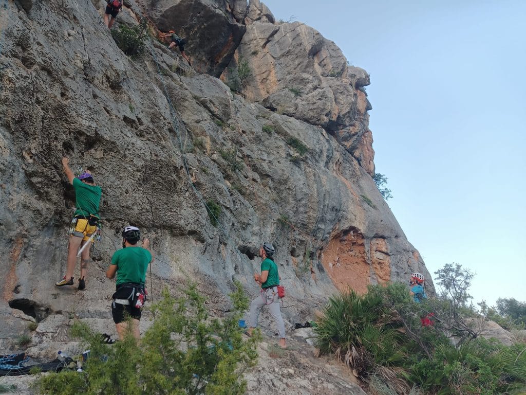 Plusieurs cordées en train de grimper à la Penya Roja de Marxuquera