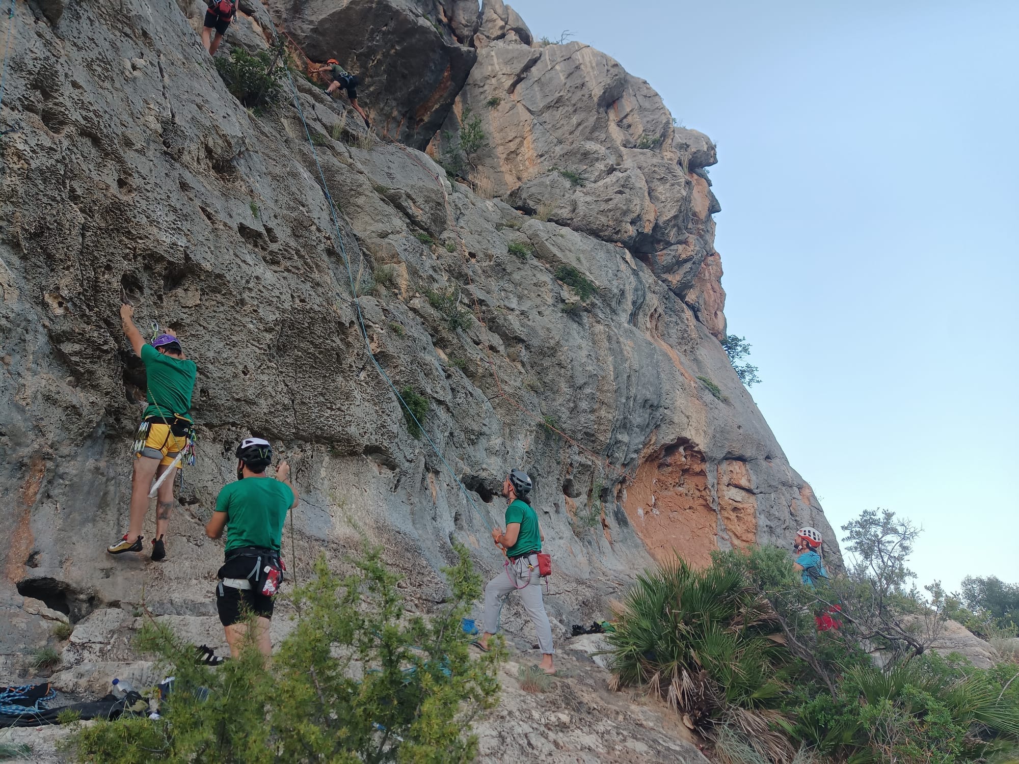 Varias cordadas escalando en la Penya Roja de Marxuquera