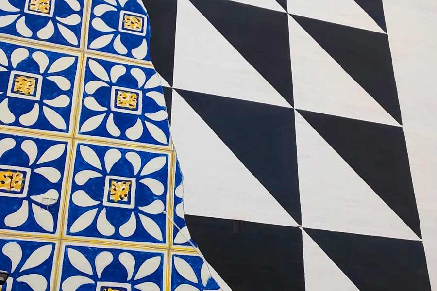 Détail des motifs céramiques bleus et dorés de la fresque, inspirés du Palau Ducal