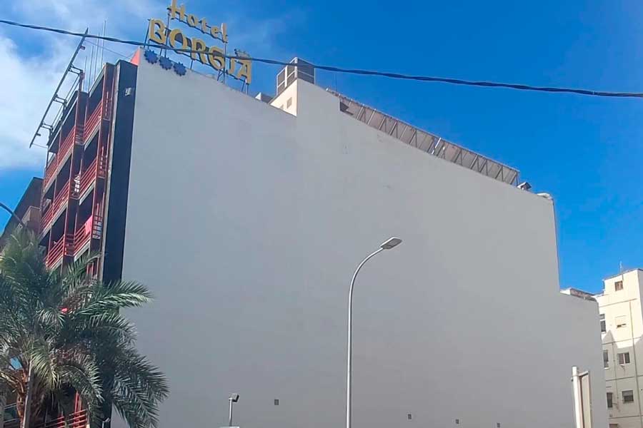Le mur latéral de l'Hotel Borgia encore vierge avant la réalisation de la fresque