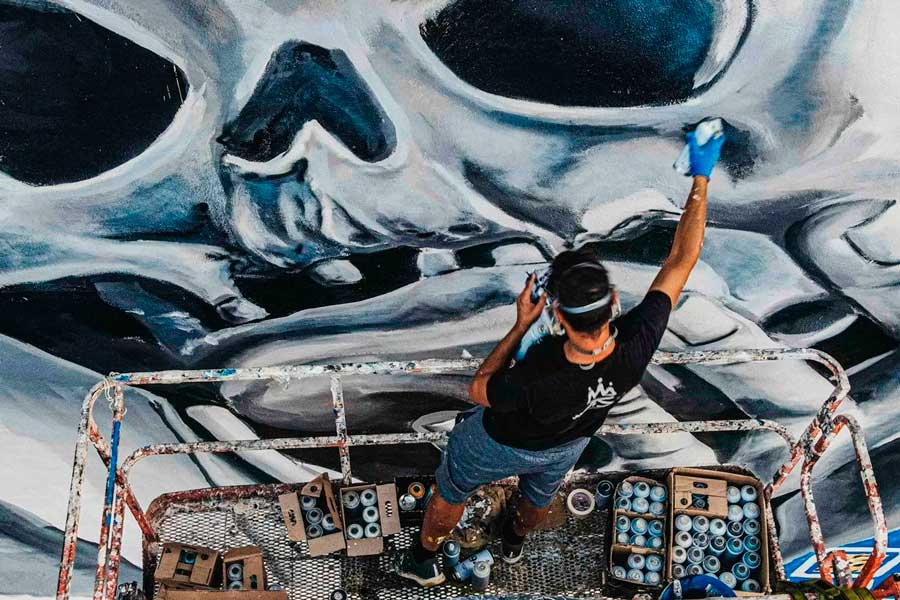 Diego As peignant de nuit le crâne couronné de la fresque depuis la nacelle d'une grue