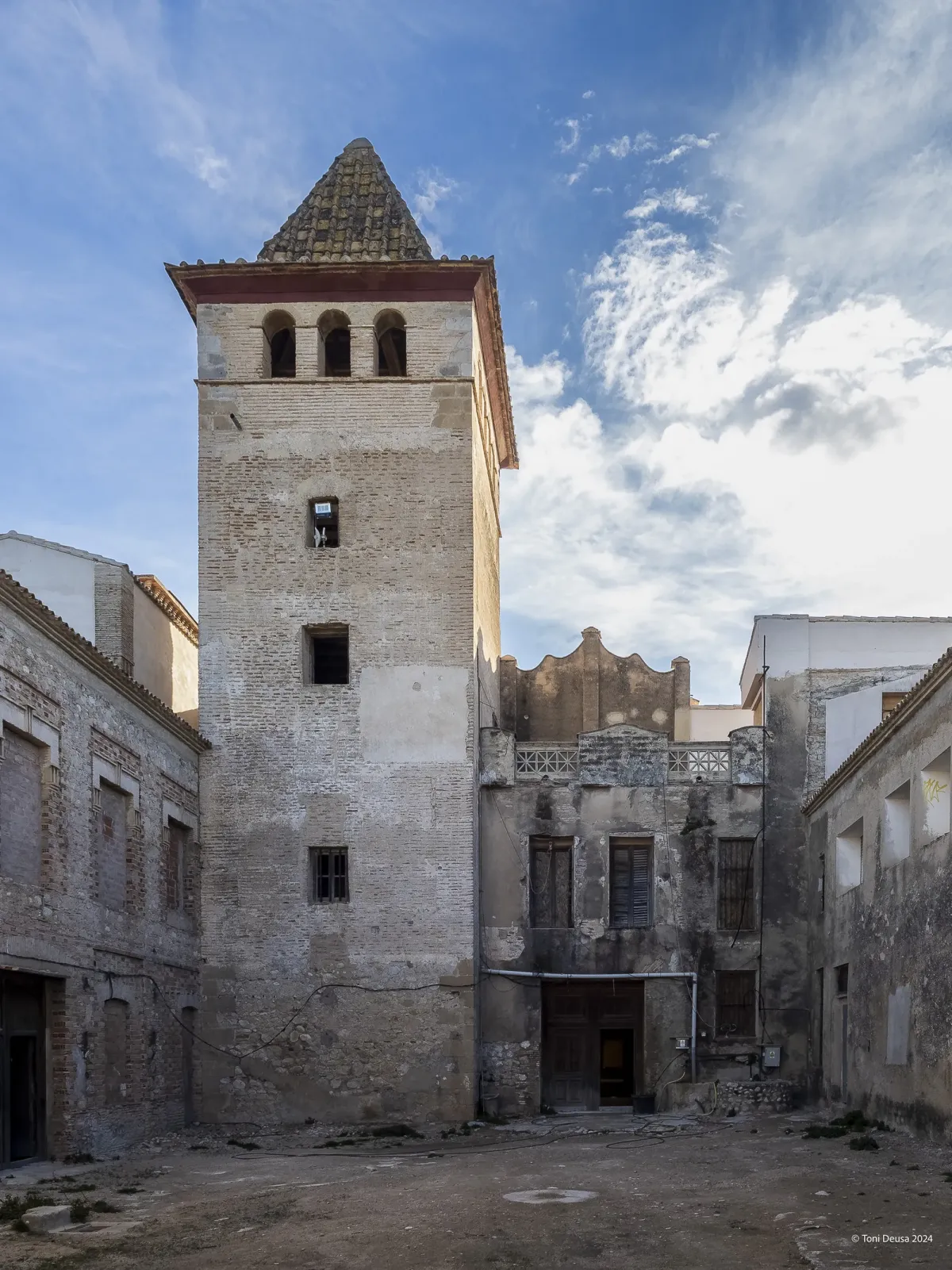 El torreón de la Torre dels Pares visto desde el patio interior de la alquería