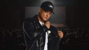 Official image of Shado el Mago for his show Cleptómago, holding a pocket watch in front of a full theatre