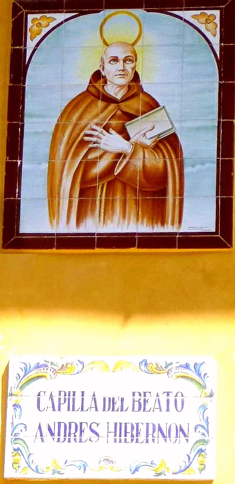 Panel cerámico del beato Andrés Hibernón junto al rótulo de la Capilla del Beato