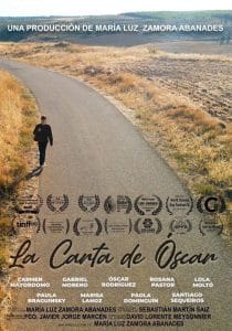 Poster for the film 'La Carta de Óscar': a person walking along a rural road through dry fields.