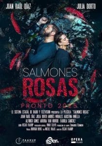 Movie poster for Salmones rosas featuring a man and a woman floating in dark water surrounded by fish.