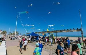 Cerfs-volants colorés survolant la promenade du front de mer de la plage de Gandia pendant le festival.