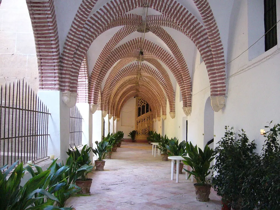 Claustro de Sant Jeroni de Cotalba con arcos de ladrillo