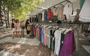 Puesto de ropa del mercado de los martes en el Passeig de les Germanies de Gandia