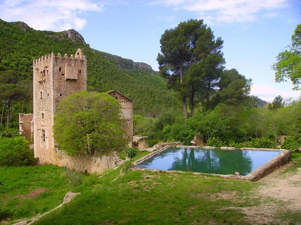 Torre y estanque del monasterio de la Murta entre montañas