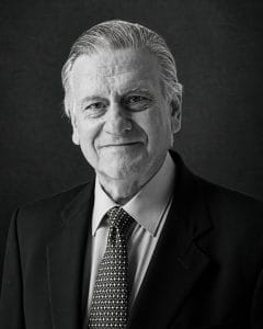 Retrato en blanco y negro del cardiólogo Valentí Fuster, protagonista de la sesión «La ciencia de vivir» del ciclo Gandia Pensa, el 11 de septiembre de 2026 en la Casa de Cultura Marqués de González de Quirós de Gandia.