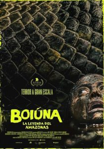 Cartel de la película Boiúna: La leyenda del Amazonas, con escamas gigantes de reptil y un rostro aterrorizado cubierto de barro.