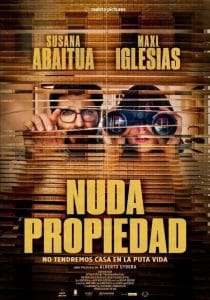 Affiche officielle du film Nuda Propiedad, avec Susana Abaitua et Maxi Iglesias regardant à travers des stores.